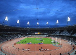 【中国竞猜官网】伤病阴影笼罩明日关键战，艾顿右膝挫伤出战成疑，斯玛特背部痉挛添变数