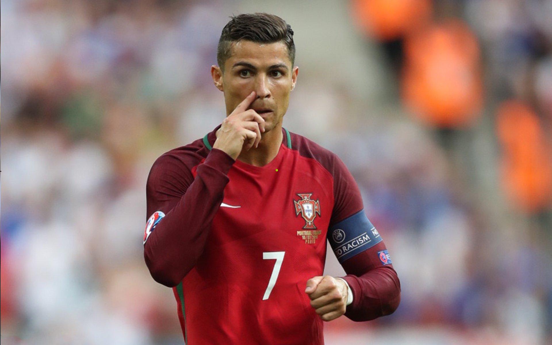 亚冠争议判罚震撼绿茵，申花两粒进球遭否定，米内罗绝佳单刀被吹，球员集体愤慨抗议